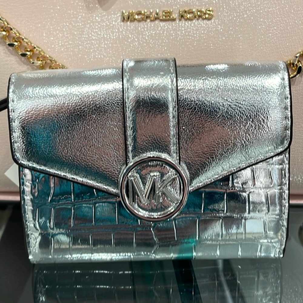 MICHAEL KORS CARMEN MEDIUM LOGO AND FAUX LEATHER WALLET 
SILVER 
NWT